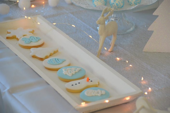 Sweet table theme hiver par Studio Candy - sablés décorés bleu et blanc