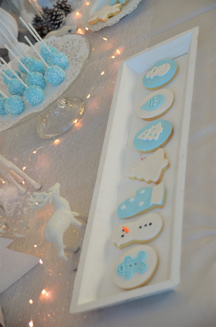 Sweet table theme hiver par Studio Candy - sablés décorés bleu et blanc