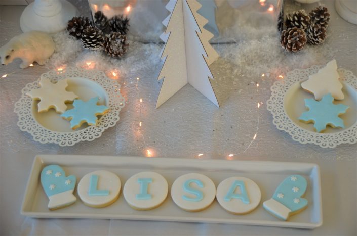 Sweet table theme hiver par Studio Candy - sablés personnalisés au prénom LISA