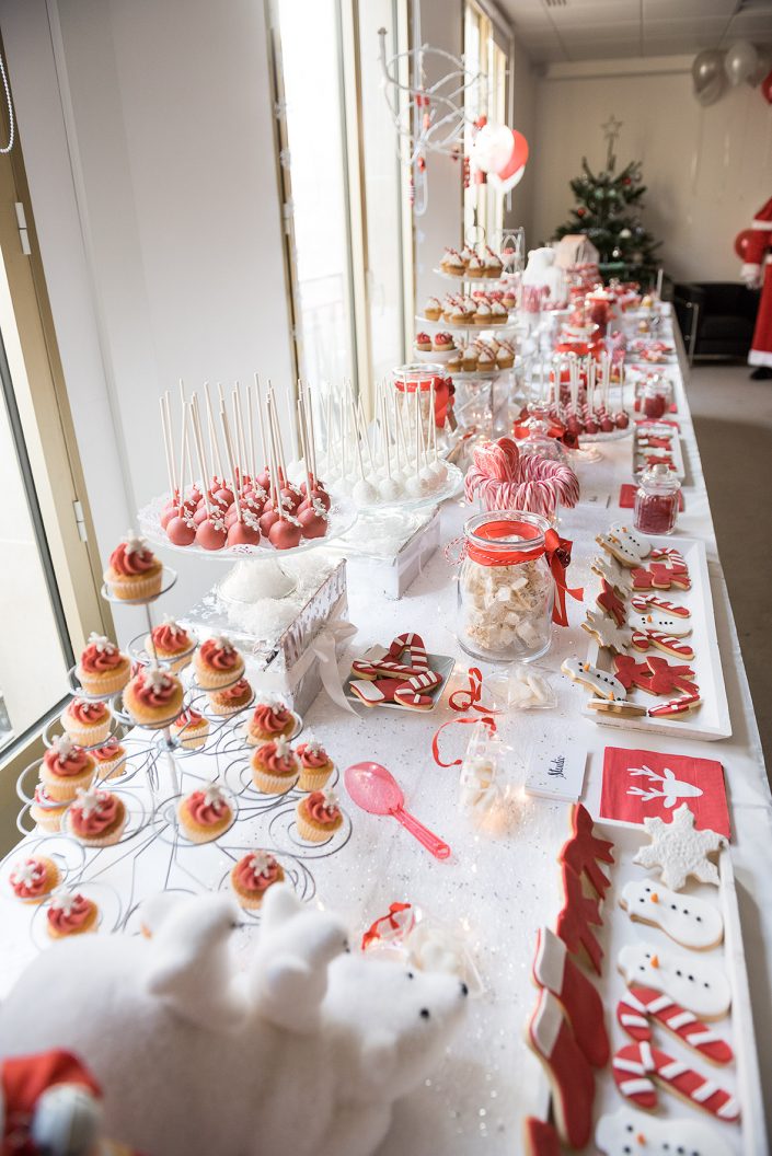 Bar à pâtisseries et bonbons pour le noël Estée Lauder organisé par Studio Candy