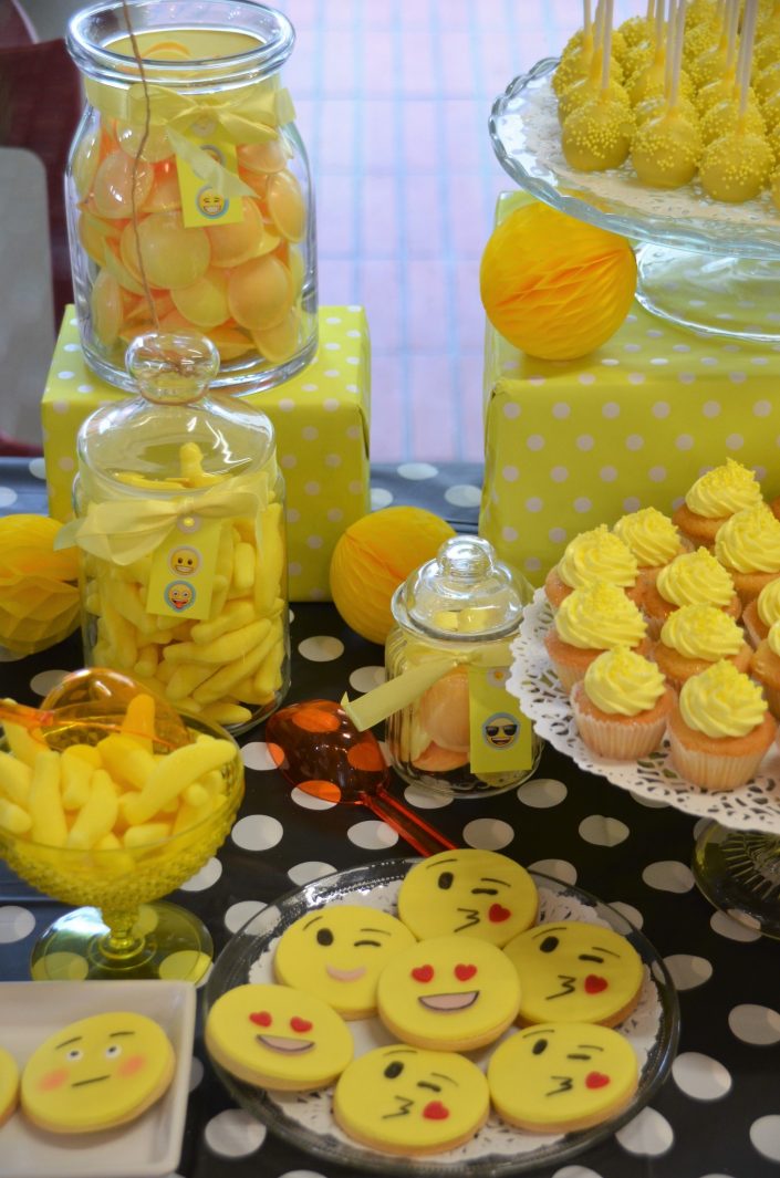 salés décorés emoji, cupcakes jaunes, cake pops jaunes, bonbons bananes, soucoupes - Studio Candy