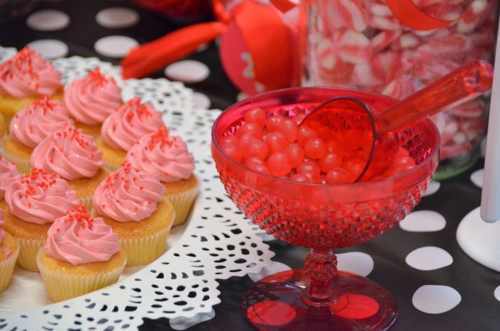 bonbons dragibus rouges, cupcakes rouges - Studio Candy