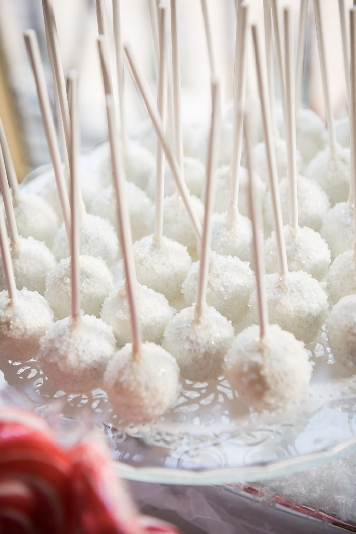 Cake pops blancs pour le noël Estée Lauder organisé par Studio Candy