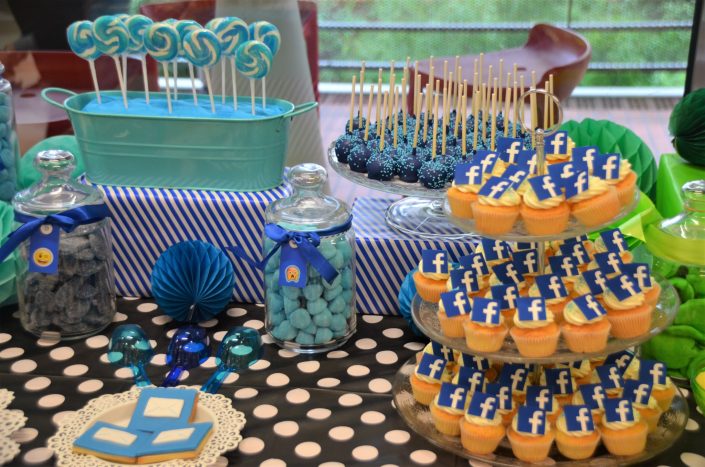 sucettes vintage bleues, cake pops bleus, fraises tagada, langues bleues, cupcakes avec logo facebook - Studio Candy