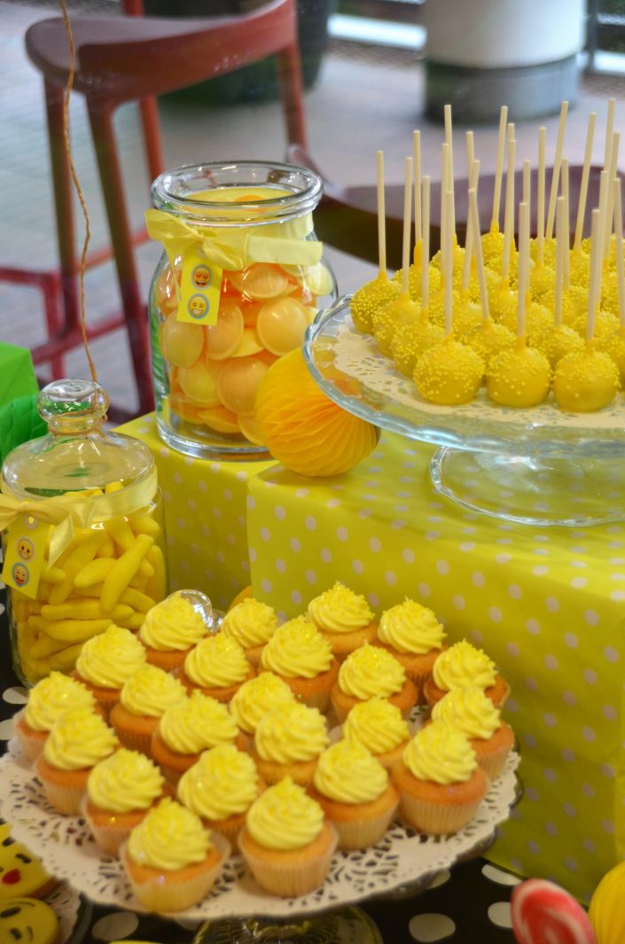 cupcakes jaunes, cake pops jaunes, bonbons soucoupes jaunes, bananes jaunes - Studio Candy