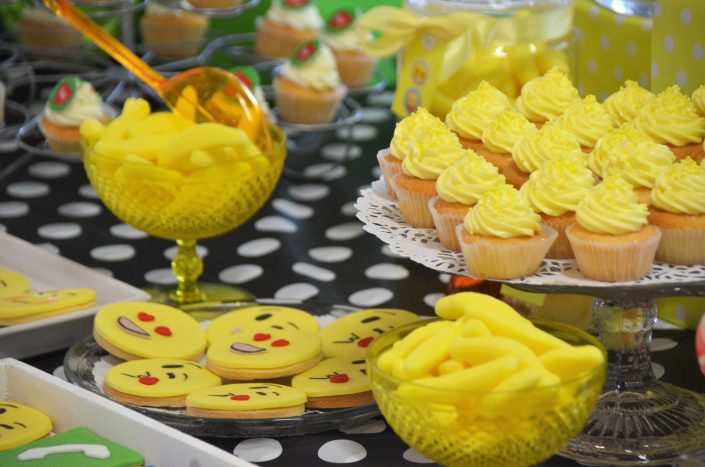 cupcakes jaunes, bananes jaunes, sablés décorés emoji- Studio Candy