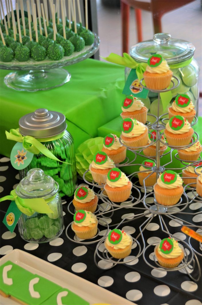 cupcakes avec logo bel, cake pops verts, bonbons verts - Studio Candy