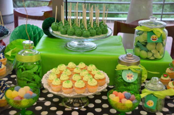 cake pops verts, cupcakes verts, bonbons vert et soucoupes - Studio Candy