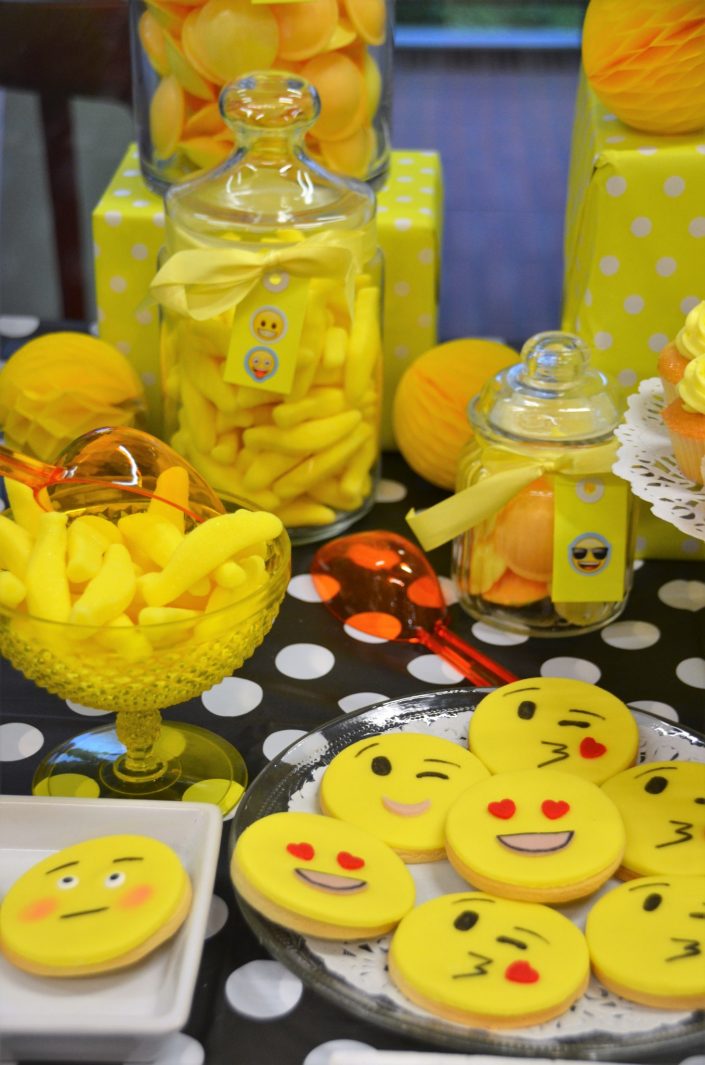 sablés décorés emoji et bonbons jaunes - Studio Candy