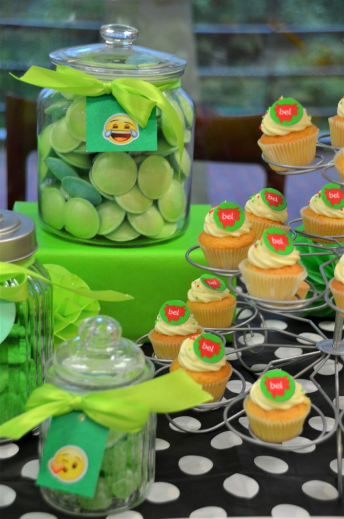 bonbons soucoupes verts, cupcakes avec logo Bel - Studio Candy