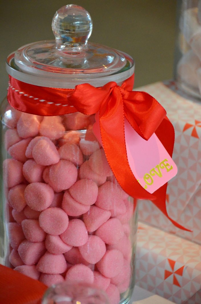 Sweet table Saint Valentin par Studio Candy - Bonbonnière avec fraises tagada roses