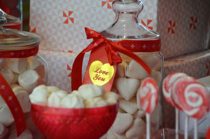 Sweet table Saint Valentin par Studio Candy - Bonbonnière Love You