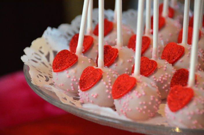 Sweet table Saint Valentin par Studio Candy - Cake pops roses avec des coeurs rouges