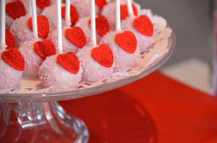 Sweet table Saint Valentin par Studio Candy - Cake pops roses avec des coeurs rouges