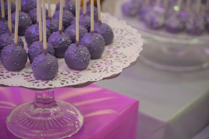 Sweet table violet, blanc et gris by Studio Candy - cake pops violet