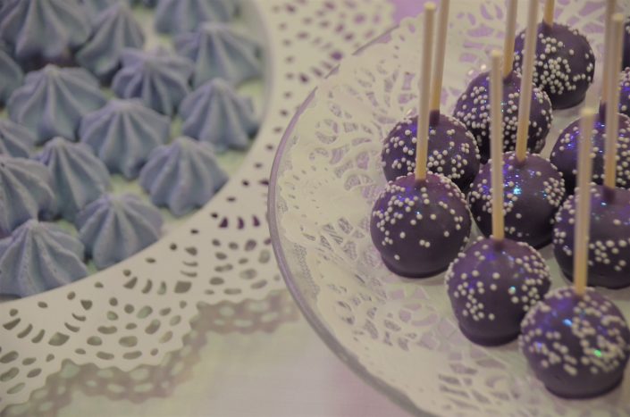 Sweet table violet, blanc et gris by Studio Candy - meringues violettes, cake pops violets