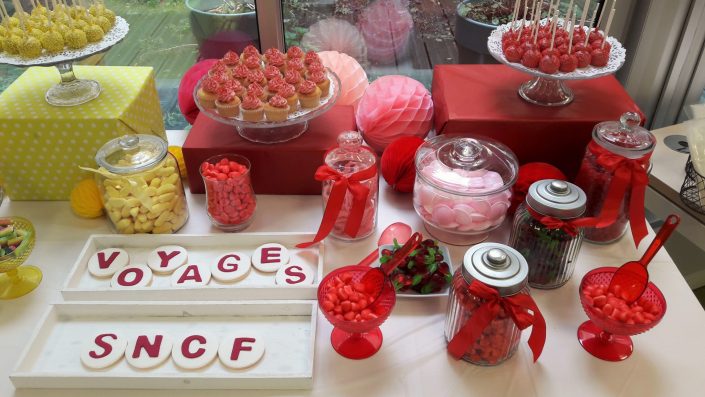 Candy Bar coloré pour voyages sncf par Studio Candy - bonbonnières, sablés décorés, cake pops rouges, cupcakes rouges et cake pops jaunes