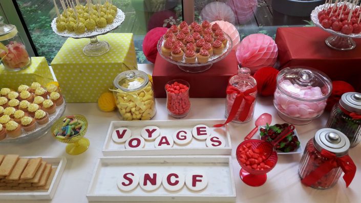 Candy Bar coloré pour voyages sncf par Studio Candy - sablés décorés, cake pops rouges, cake pops jaunes, cupcakes et bonbons