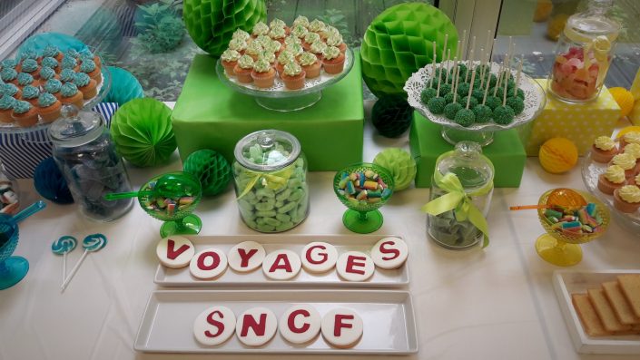 Candy Bar coloré pour voyages sncf par Studio Candy - sablés décorés, cake pops verts, cupcakes verts et bonbons