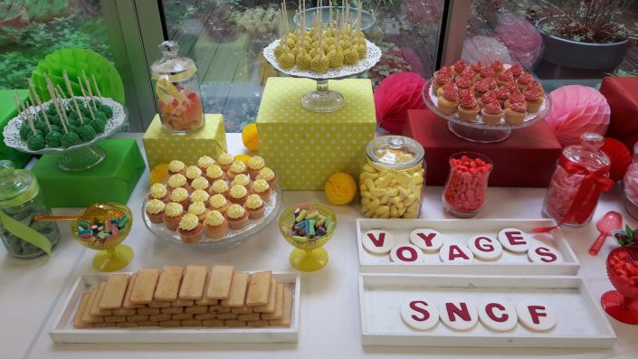 Candy Bar coloré pour voyages sncf par Studio Candy - sablés décorés, cake pops jaunes, cupcakes jaunes et rouges, bonbons et financiers amamde