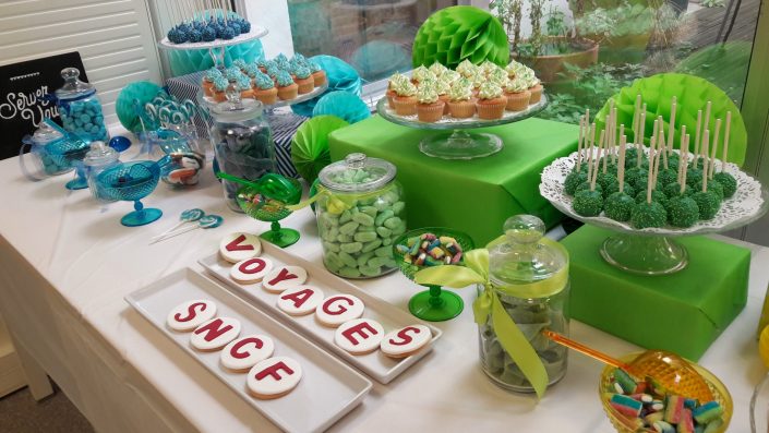 Candy Bar coloré pour voyages sncf par Studio Candy , cake pops verts, cupcakes verts, cucpakes bleus, bonbons, et sablés décorés