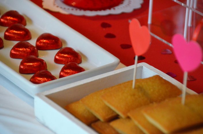 Sweet table Saint Valentin par Studio Candy - Financiers amandes et coeurs en chocolat