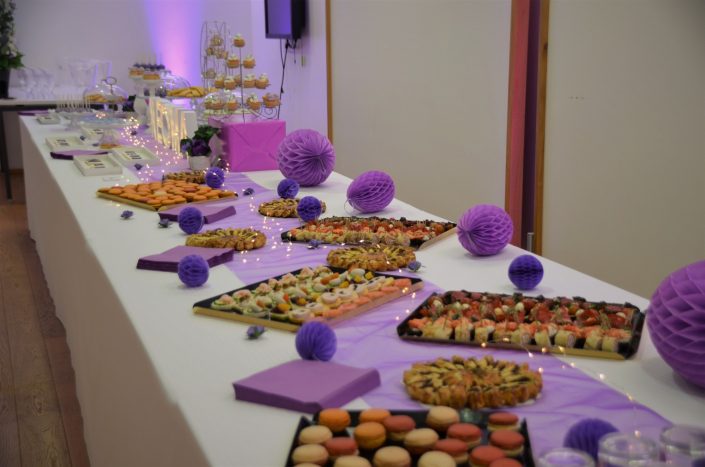 Sweet table violet, blanc et gris by Studio Candy - petits fours salés