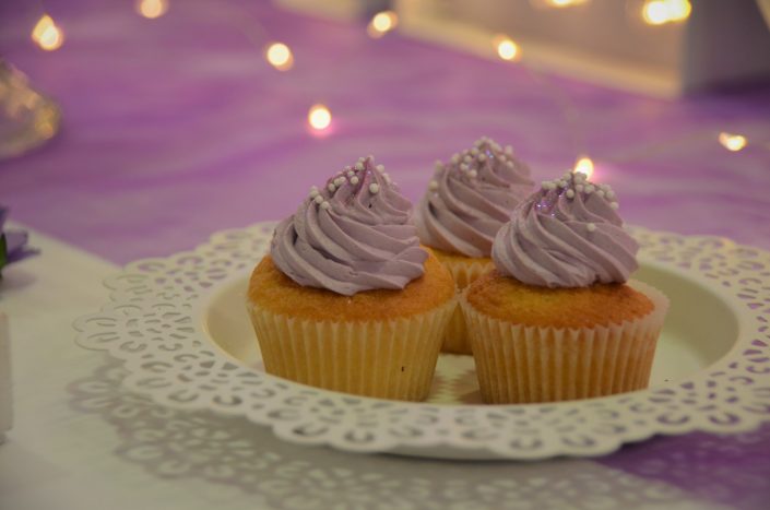 Sweet table violet, blanc et gris by Studio Candy - cupcakes violets