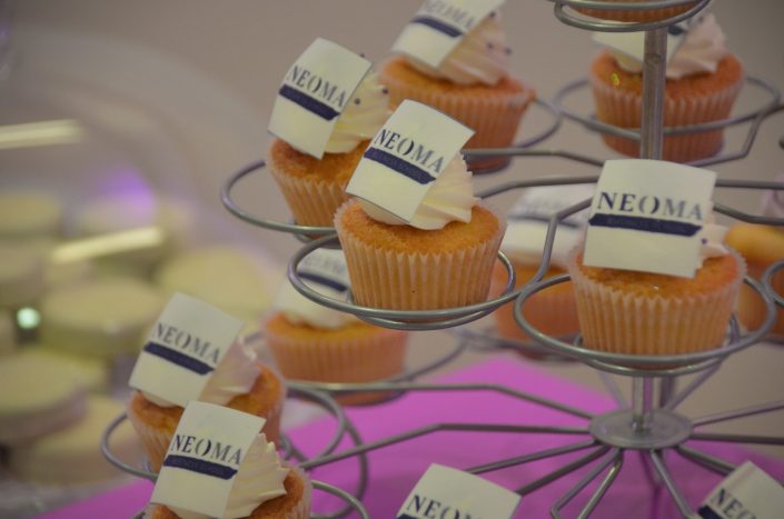 Sweet table violet, blanc et gris by Studio Candy - cupcakes avec logo en impression alimentaire