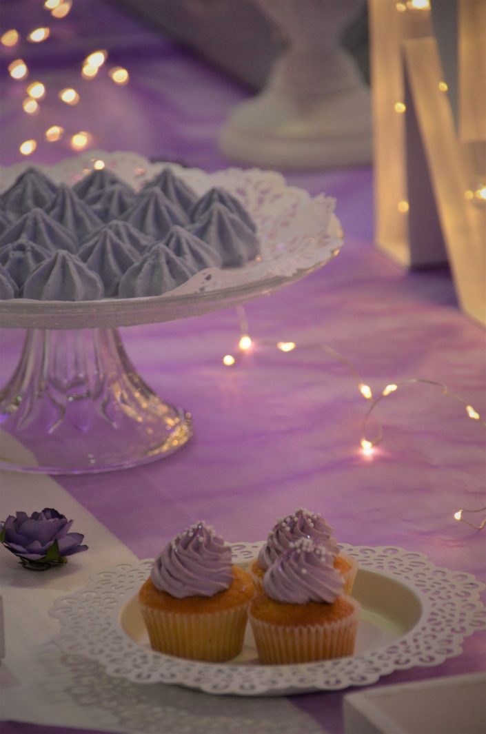 Sweet table violet, blanc et gris by Studio Candy - cupcakes violets, meringues