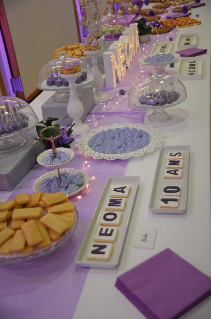 Sweet table violet, blanc et gris by Studio Candy - cake pops violets, cupcakes violets, financiers amandes, meringues