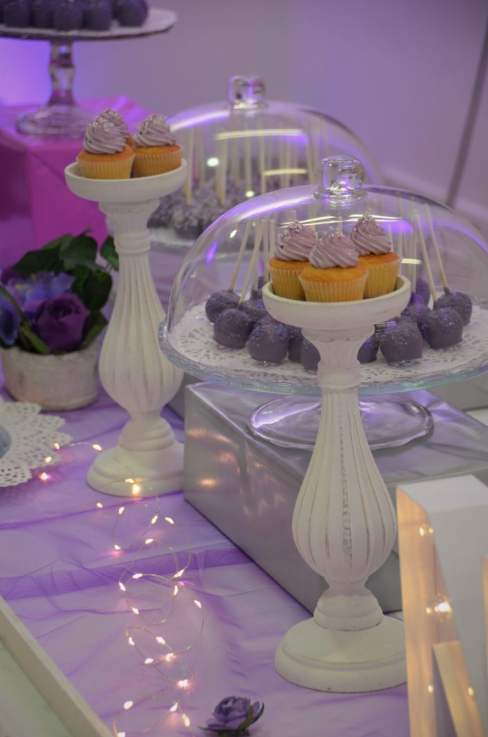 Sweet table violet, blanc et gris by Studio Candy - cake pops violets, cupcakes violets