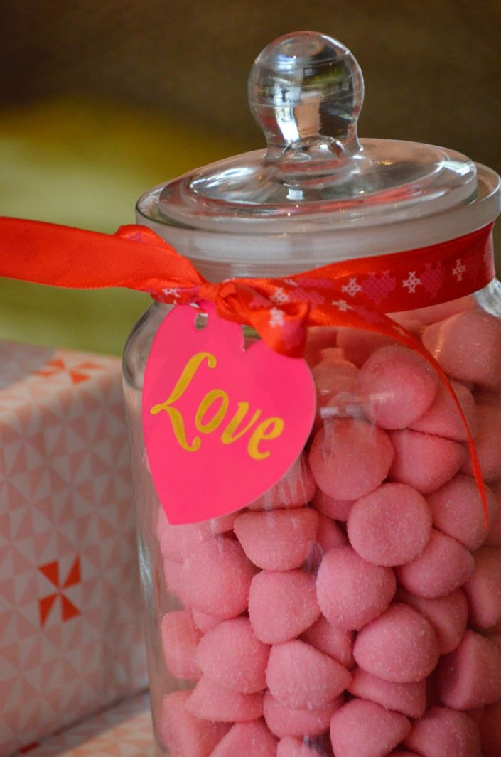 Sweet table Saint Valentin par Studio Candy - Bonbonnière de fraises tagada roses