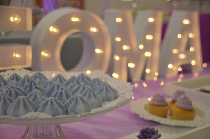 Sweet table violet, blanc et gris by Studio Candy - meringues violettes