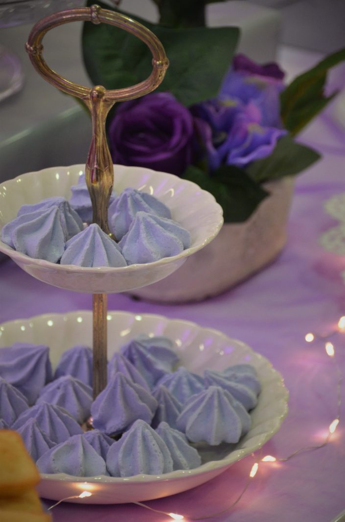 Sweet table violet, blanc et gris by Studio Candy - meringues violettes