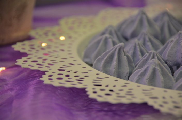 Sweet table violet, blanc et gris by Studio Candy - meringues violettes