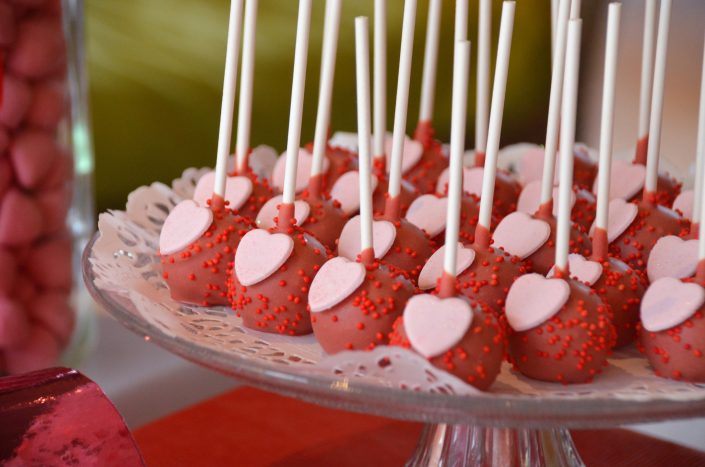 Sweet table Saint Valentin par Studio Candy - cake pops rouges coeurs