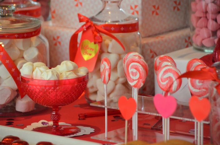 Sweet table Saint Valentin par Studio Candy - sucettes vintage rouges