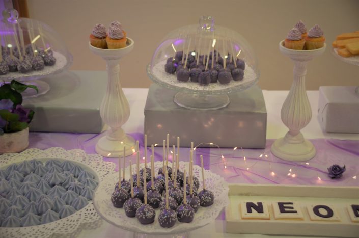 Sweet table violet, blanc et gris by Studio Candy - cake pops violet, cupcakes violet, meringues, financiers, sablés décorés