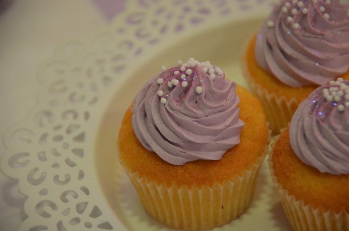 Sweet table violet, blanc et gris by Studio Candy - cupcakes violet