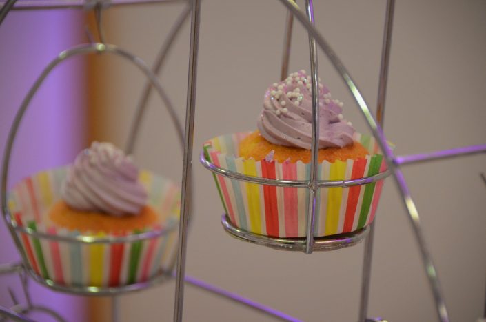 Sweet table violet, blanc et gris by Studio Candy - cupcakes violet