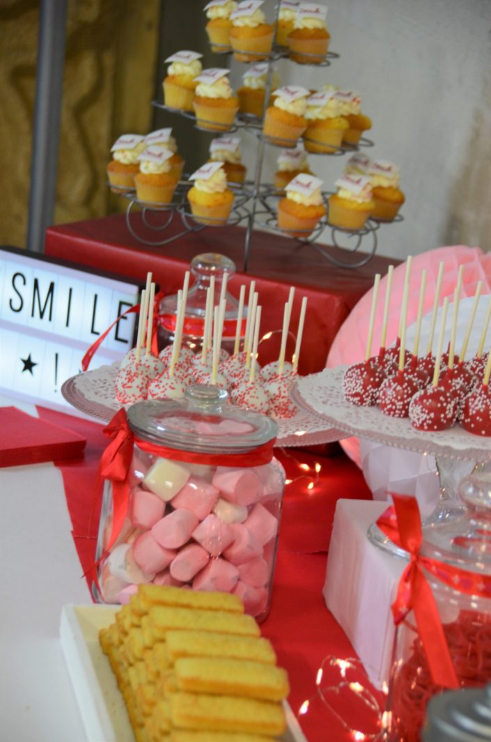 Afterwork gourmand chez Babilou par Studio Candy - Cake pops rouges et blancs, financiers, chamallows