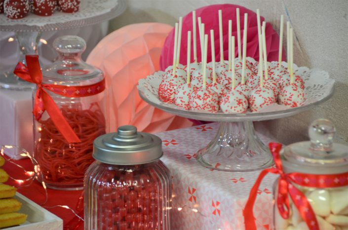 Afterwork gourmand chez Babilou par Studio Candy - Cake pops rouges et blancs, bonbons fils et dragibus