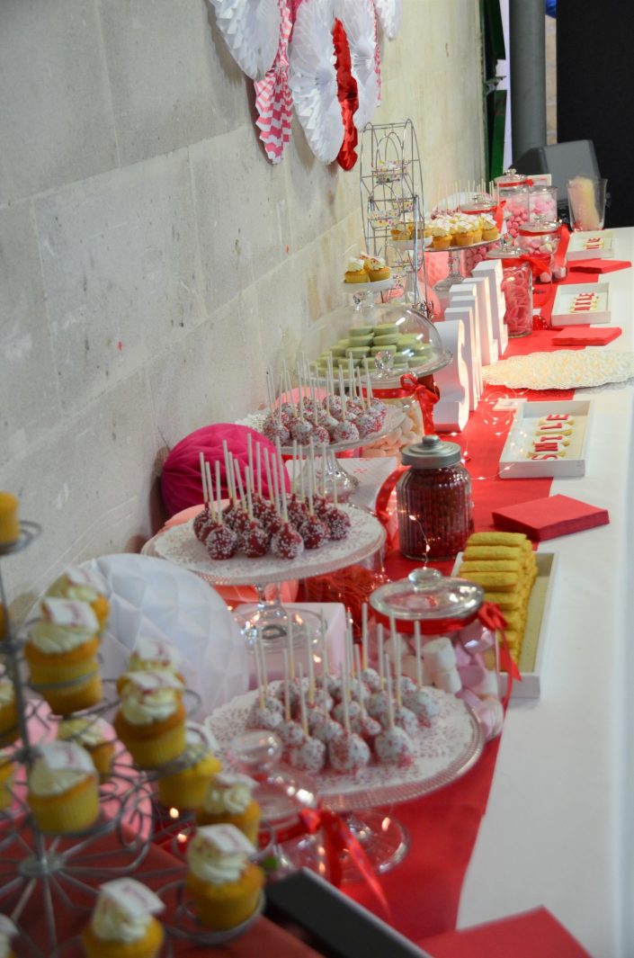 Afterwork gourmand chez Babilou par Studio Candy - Sweet table en rouge et blanc