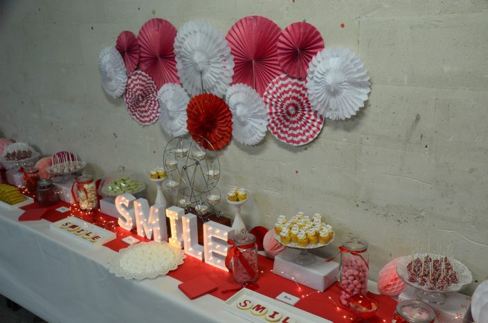 Afterwork gourmand chez Babilou par Studio Candy - Décoration de rosaces en papier, roue à cupcakes, meringues