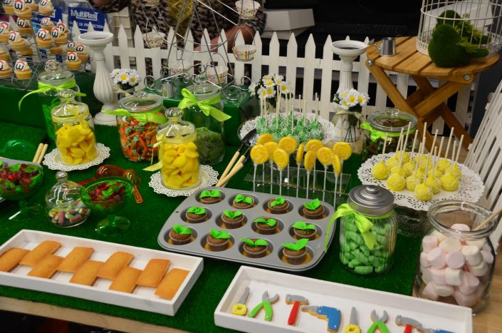Sweet Table thème "jardin" par Studio Candy - cupcakes en forme de petites plantes, bonbons carottes et citrons, sucettes vintage