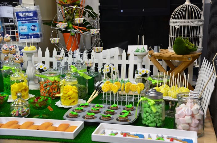 Sweet Table thème "jardin" par Studio Candy - cupcakes en forme de petites plantes, bonbons carottes et citrons, sucettes vintage