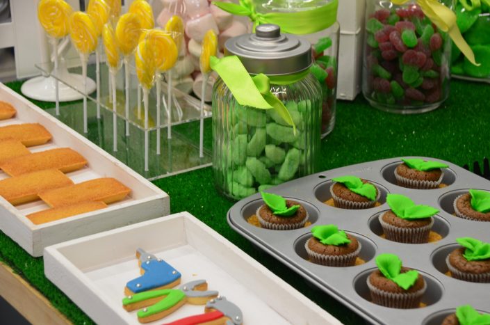 Sweet Table thème "jardin" par Studio Candy - cupcakes en forme de petites plantes