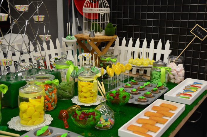 Sweet Table thème "jardin" par Studio Candy - cupcakes en forme de petites plantes et sablés décorés outils de bricolage, cake pops jaunes, cake pops verts, bonbons