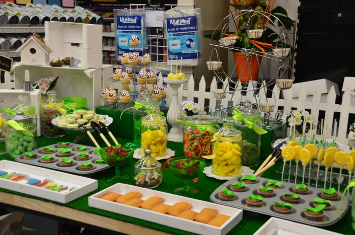 Sweet Table thème "jardin" par Studio Candy - cupcakes en forme de petites plantes et sablés décorés outils de bricolage, cake pops jaunes, cake pops verts, bonbons